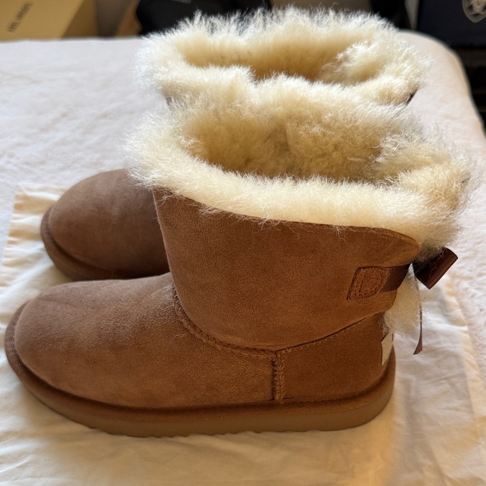 UGG Kids 13 Mini Bailey Bow II water resistant - Picture 8 of 15